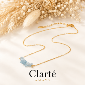 Collier Clarté en aigue-marine bleu pâle et acier inoxydable sur fond ivoire